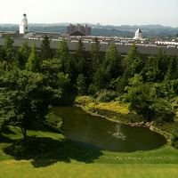 部屋から隣接のアウトレットを望む