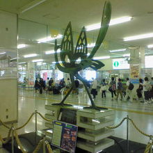 乗船時間が近づくと席取りのため改札口に行列ができます。