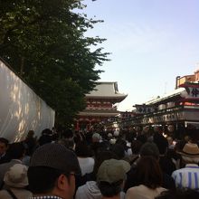 三社祭りで混雑