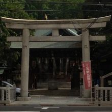 下町の神社。コンパクトにまとまっている