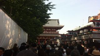 三社祭りに浅草寺。でも浅草神社のお祭りですからね。