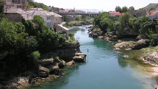 内戦の跡地を流れる川です。