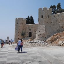 要塞は閉まっていた