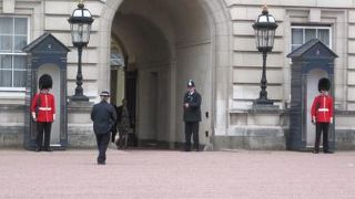 衛兵がたたずむ門