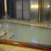 箱根では珍しい白濁の湯