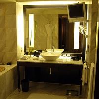 大理石のバスルーム。シャワーブースは独立してます