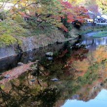 川面に映る紅葉