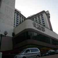 大型ホテル。車寄せもあり、タクシーは捕まえやすい