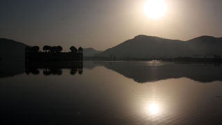 水に浮かぶ宮殿。