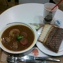 カレーにパンがつきます