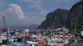 山と海のコントラストが美しい