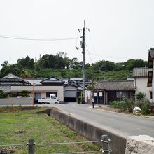 一見普通の丘のようにも見えます