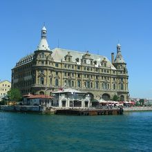 海上から見たハイダルパシャ駅