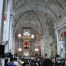 大盛会の教会内部