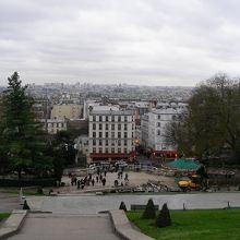 広場からパリ市街地を見渡す