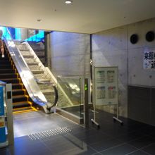 両脇を水が流れるエスカレータで入館