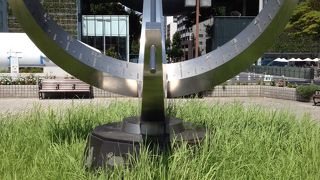 大きな地球儀が目印