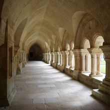 有名な修道院の回廊