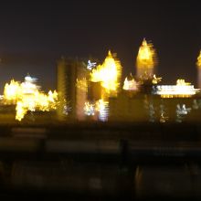 夜になると街はすべて金色に包まれる。