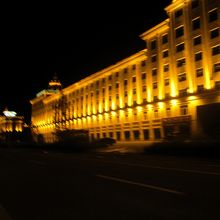 空港」までの１本道の脇。この先はロシアのダンスショー会場