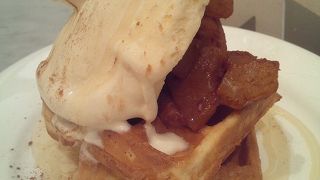 ボリュームたっぷりなワッフルが美味