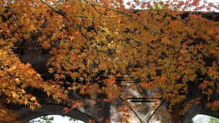 現在でも水が流れている水路閣は興味深い