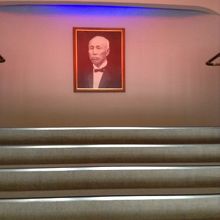 踊り場に大きな写真が