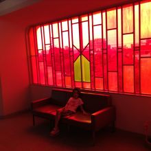 赤いステンドガラスが昭和を感じさせます