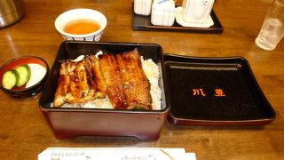 うなぎをさばいています