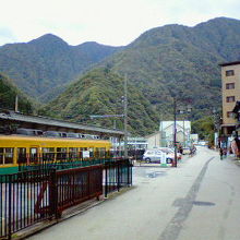 黄色と緑色の古風な車両が宇奈月温泉まで走ります。