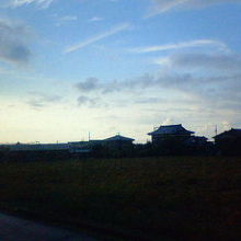 市街地を抜けると、車窓には一面に田園が広がります。