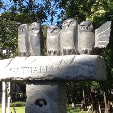 見過ごしがちですが角の入口付近にあります。