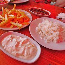 クリームソースと辛いトマトソース　醤油がほしい