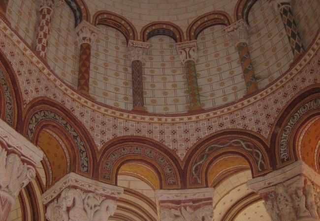 中世の城塞の中の教会