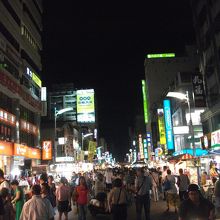 両脇がお店