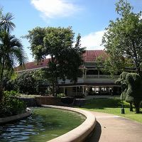 緑に囲まれた静かなホテル