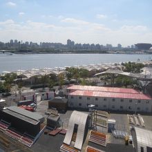 ５階からの風景。万博跡地が見えます。