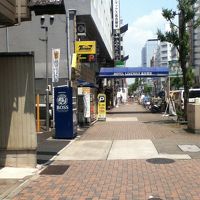 栄の雑居ビルに挟まれる