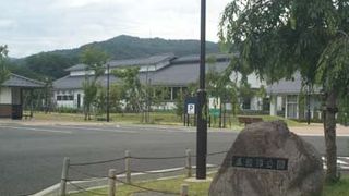 龍岡五稜郭の隣にあります