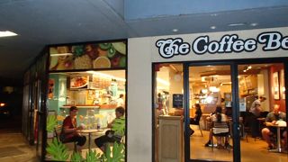 庶民的な都会にあるスーパー