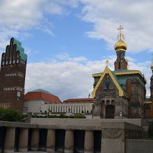 「マティルダの丘」の象徴、成婚記念塔とロシア正教会