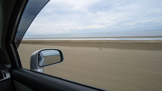 砂浜を爽快ドライブ。