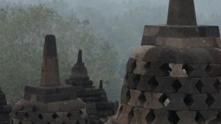 インドネシア　イスラム教の国の仏教寺院　ボロブドゥール　2010夏
