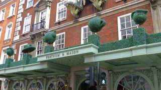 観光客でごった返しています