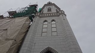 高い鐘楼が目印の美しい教会