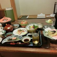 夕食。ビールは部屋の冷蔵庫より。