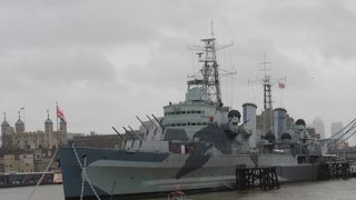 元イギリス海軍の船がテムズ川に