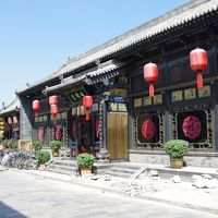 上の建物の向かい側にある建物。客室と朝食バイキングはこちら側