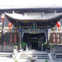 客室楼。ここをくぐって一度中庭に入って各部屋に。