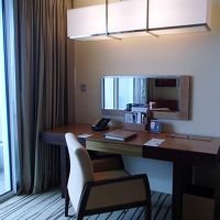 デスクの上にはLANや電源などがあります